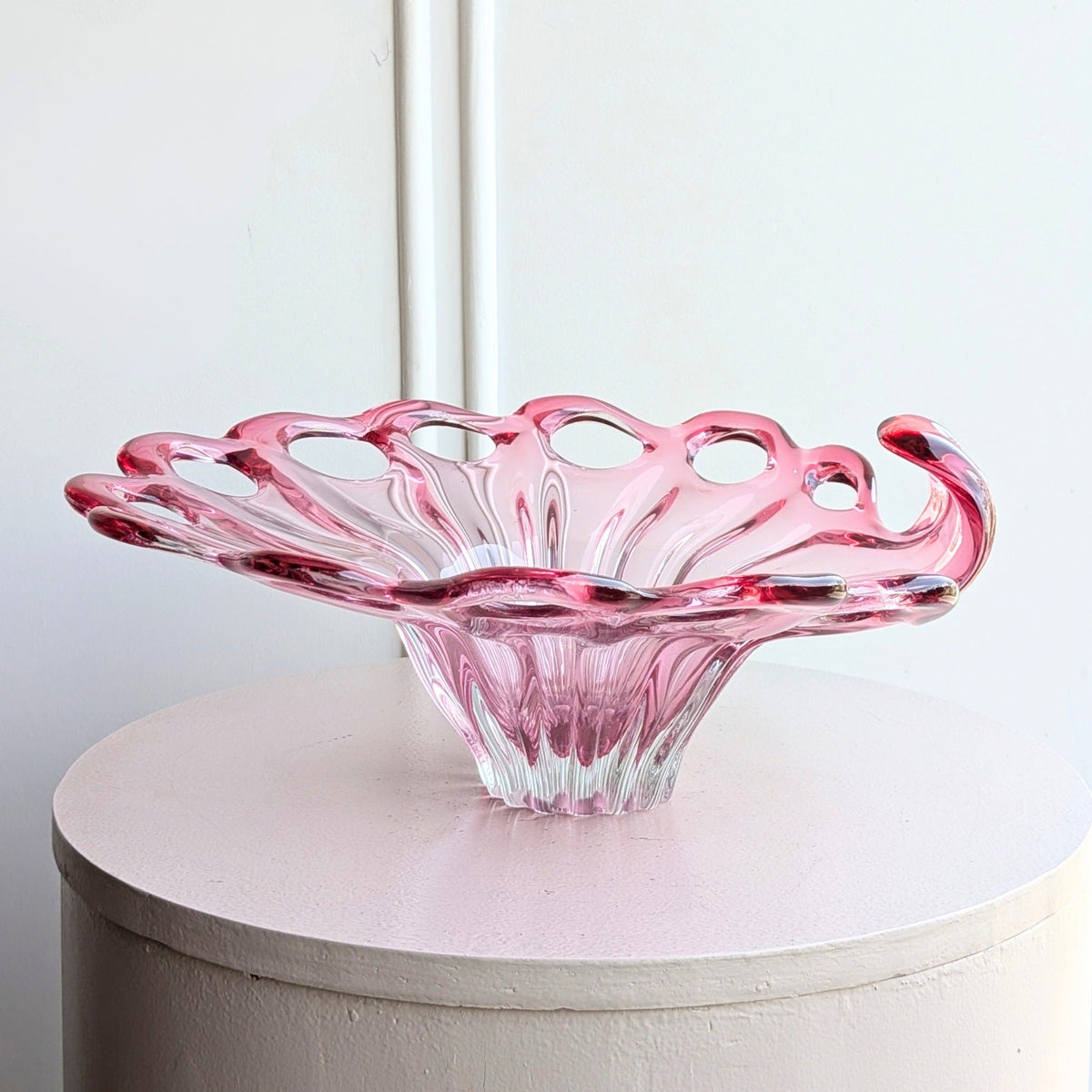 Bloom flower-shaped pink crystal glass decorative bowl front view