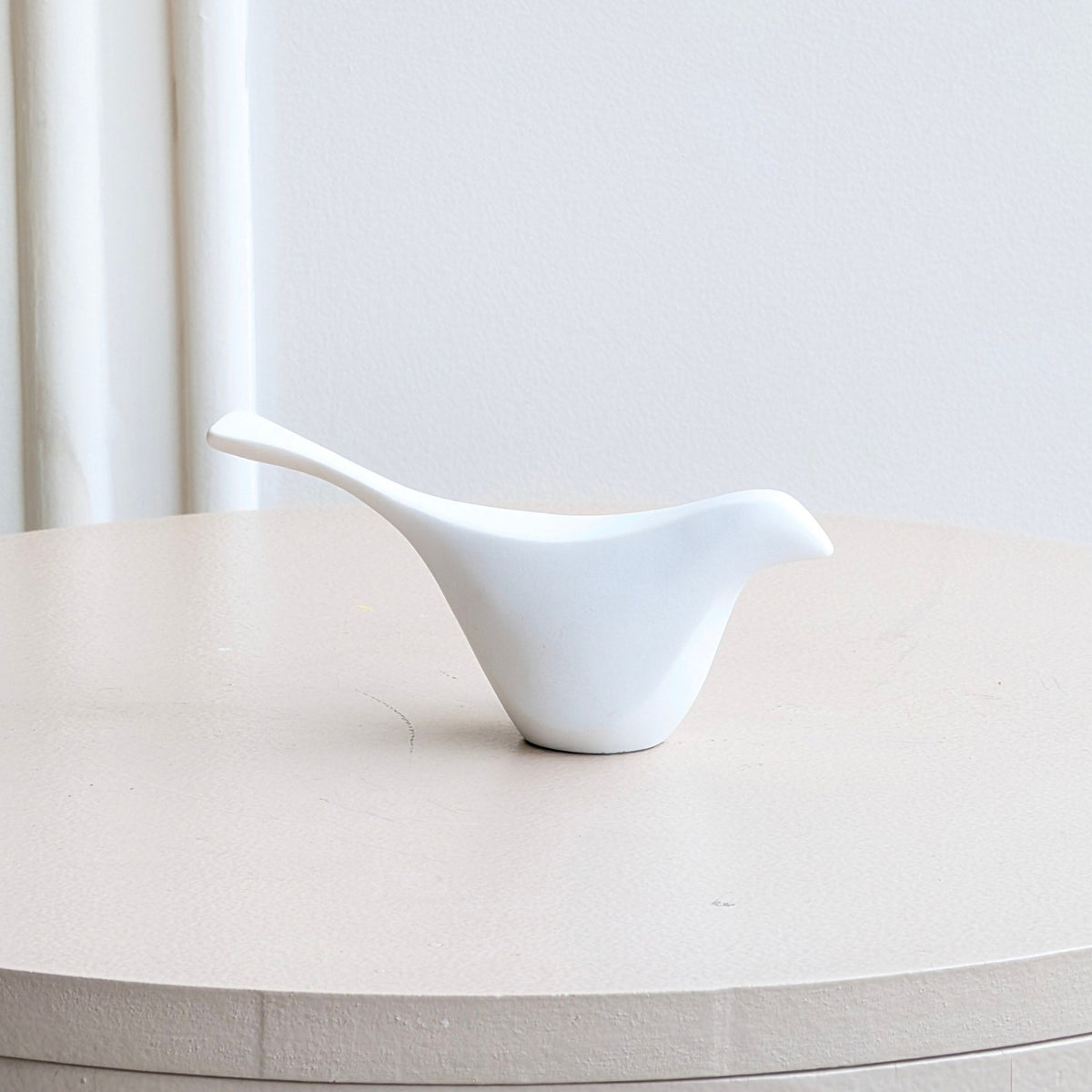 Flock medium white resin bird showpiece, product view
