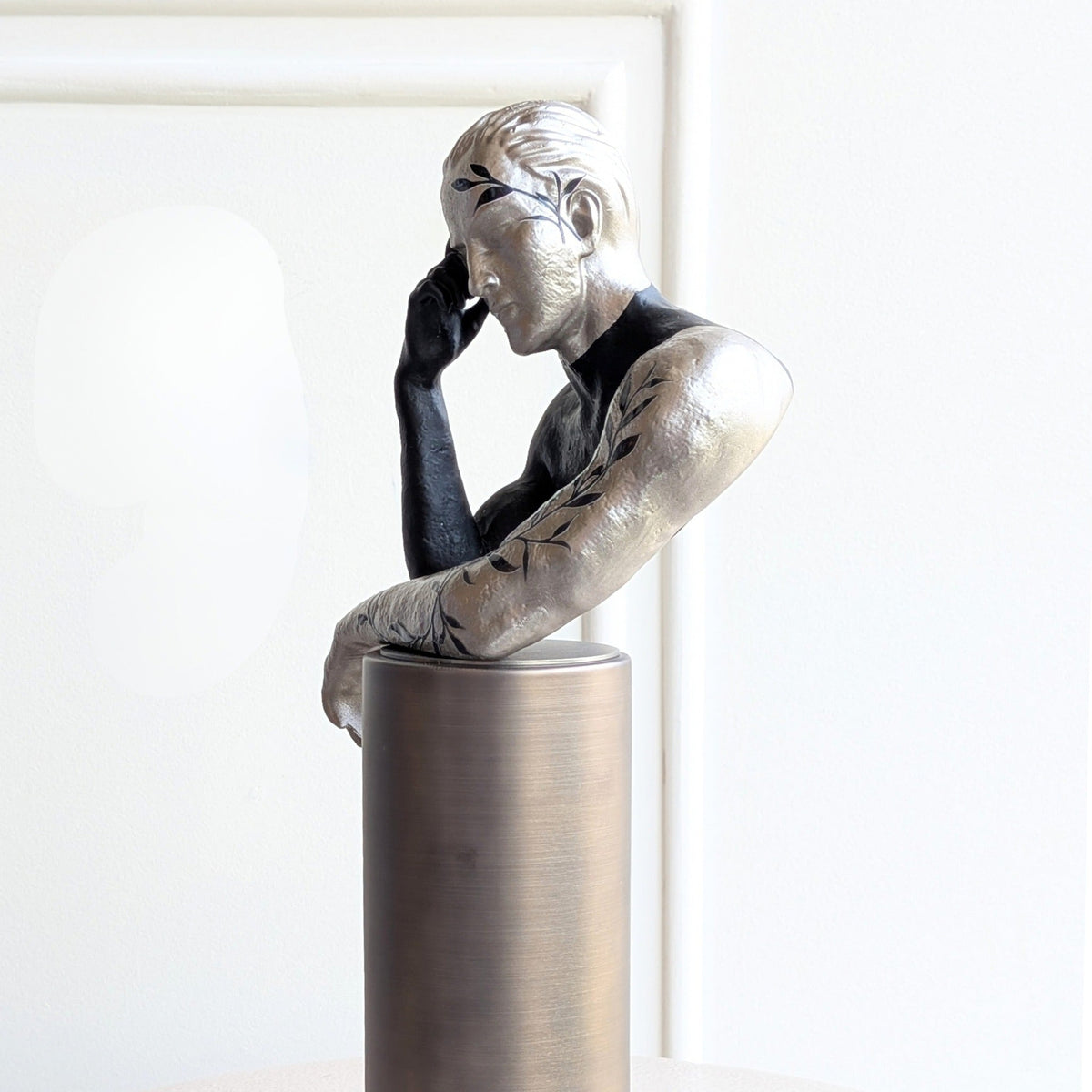Side profile of the Pensive black and silver human showpiece