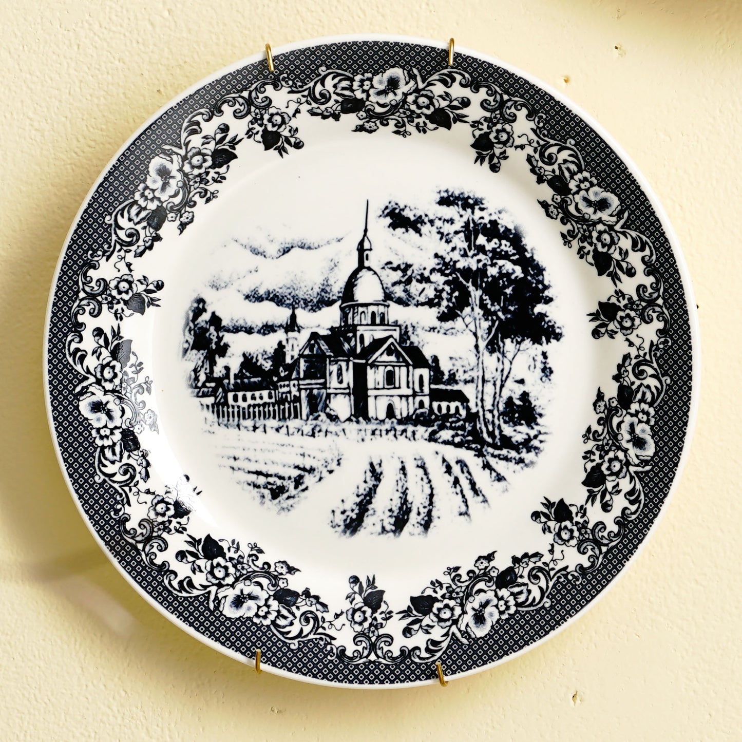 Wall Mounts & Accents The Georgian Era - Porcelain Wall Plates & Accents